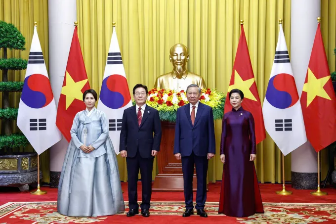 Tổng Bí thư, Chủ tịch nước Tô Lâm và phu nhân cùng Tổng thống Hàn Quốc Lee Jae Myung và phu nhân chụp ảnh chung. Ảnh: Giang Huy