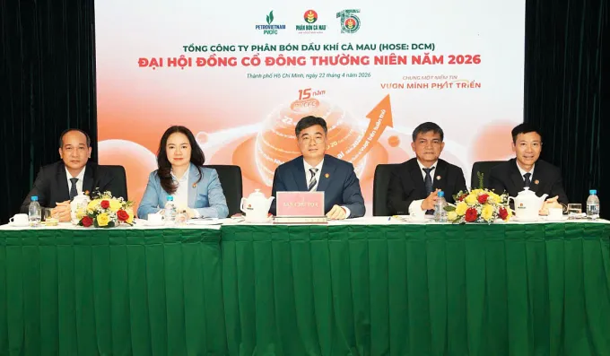 Các lãnh đạo PVCFC trong buổi đại hội cổ đông sáng 22/4. Ảnh: PVCFC