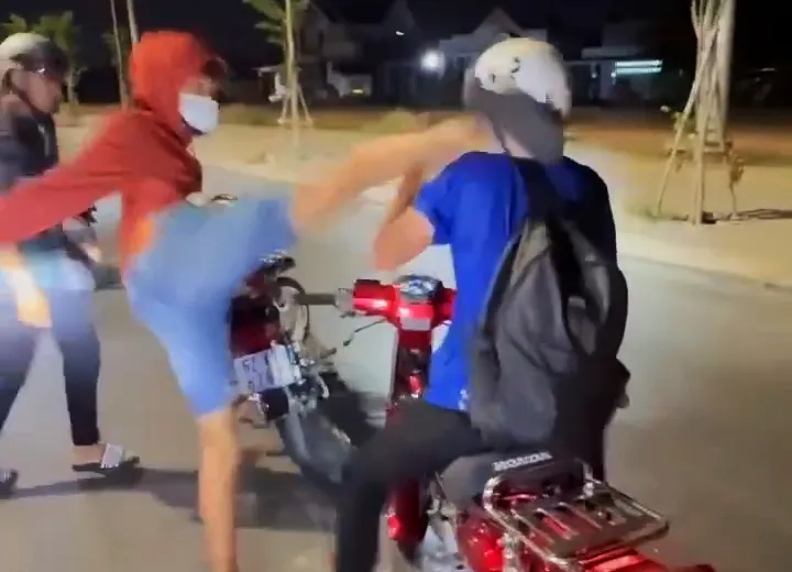 Hai thiếu niên đánh nam sinh tới tấp vì tiếng nẹt pô