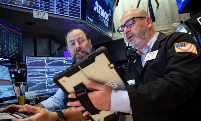 Nhân viên giao dịch trên sàn chứng khoán New York (NYSE) phiên 13/4/2026. Ảnh: Reuters