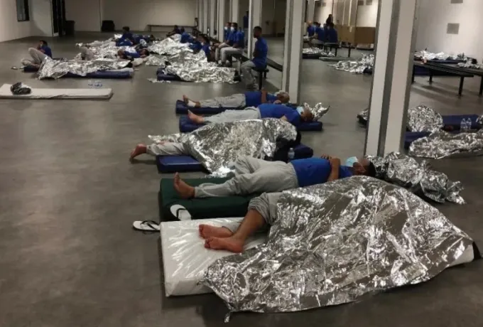 Người nhập cư quấn giấy bạc bên trong Trung tâm Xử lý El Paso, bang Texas. Ảnh: El Paso Matters