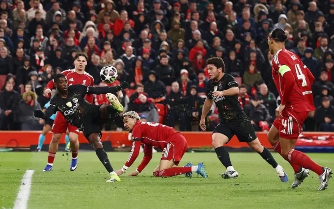 Dembele (áo đen) dứt điểm trong trận Liverpool 0-2 PSG ở lượt về tứ kết Champions League hôm 14/4, trên sân Anfield. Ảnh: Reuters