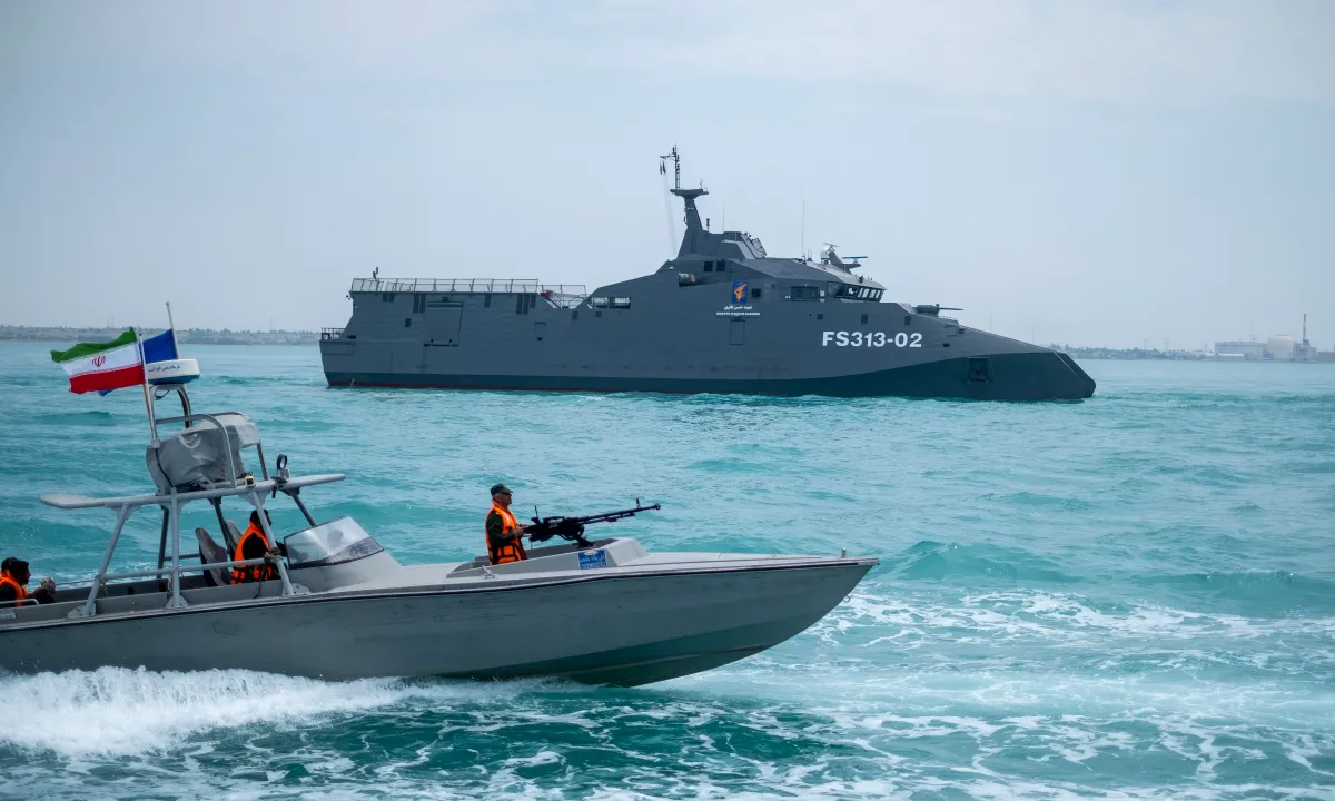 Xuồng Iran 'nã đạn vào tàu container' gần eo biển Hormuz