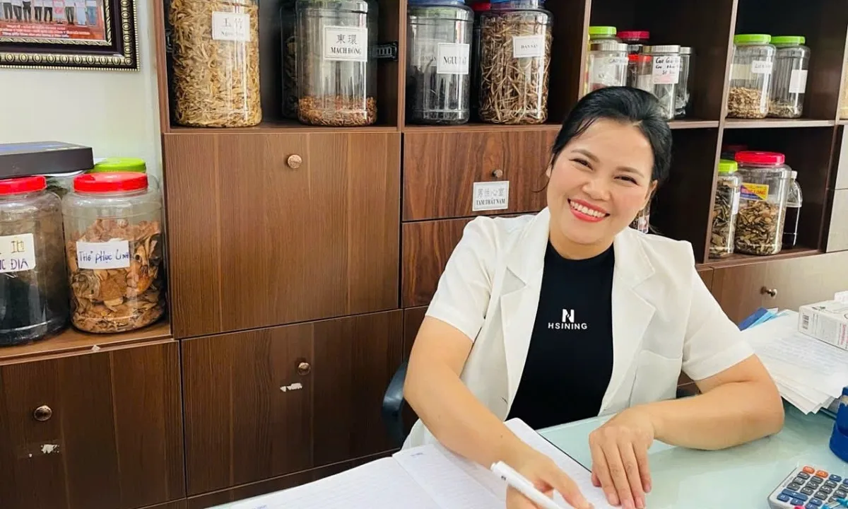 Nữ y sĩ ép tim cứu người đột quỵ ở sân bay