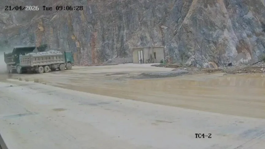 Xe ben bị tông ngang hông khi quay đầu khiến 2 tài xế thiệt mạng