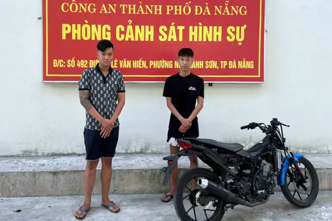 Long và Khanh tại cơ quan công an. Ảnh: Thành Huynh