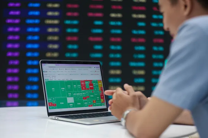 Nhà đầu tư theo dõi bảng giá điện tử tại công ty chứng khoán Kafi. Ảnh: Quỳnh Trần