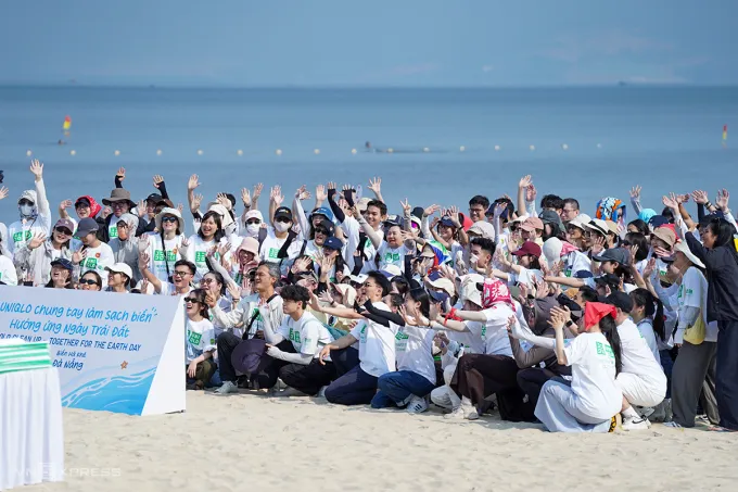 Các tình nguyện viên xuất quân nhặt rác trên bãi biển Nguyễn Tất Thành. Ảnh: Nguyễn Đông