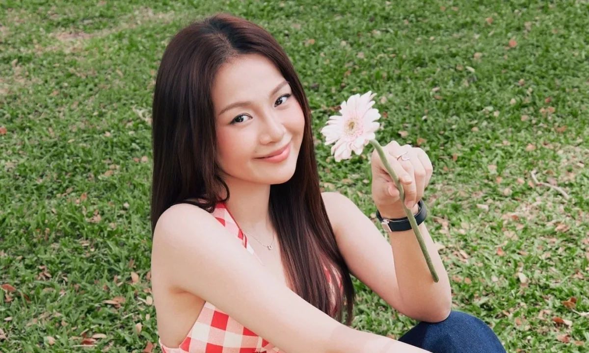 Tam Triều Dâng tạo sức hút với váy áo cắt xẻ