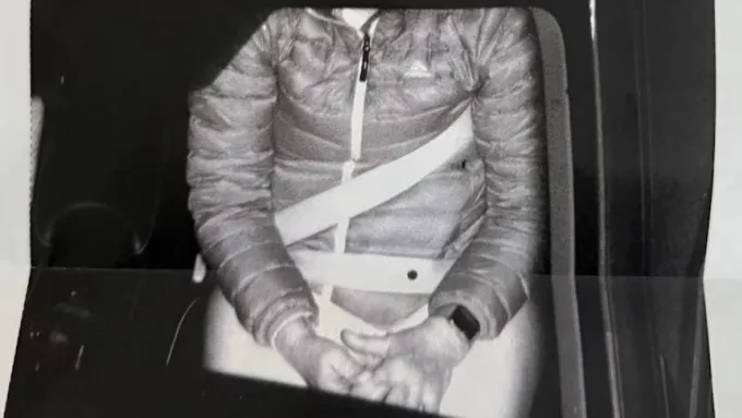 Một trường hợp bị xử phạt lỗi không thắt dây an toàn khi lái xe nhưng thực chất dây an toàn bị luồn dưới nách. Ảnh: ABC News