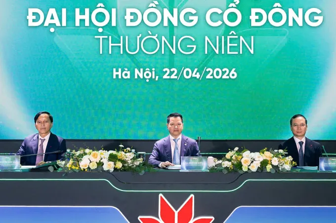 Ban chủ tọa phiên họp thường niên của VPBank, ngày 22/4. Ảnh: VPB