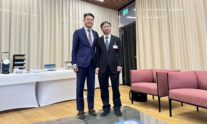 Thứ trưởng Khoa học và Công nghệ Hoàng Minh (phải) cùng Tổng giám đốc WIPO Daren Tang. Ảnh: Cục SHTT