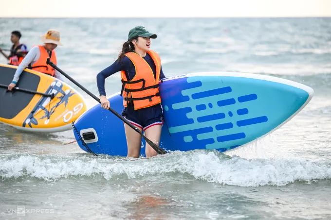 Khách chèo sup ở bãi tắm Mân Thái, Đà Nẵng, tháng 4. Ảnh: Giang Huy