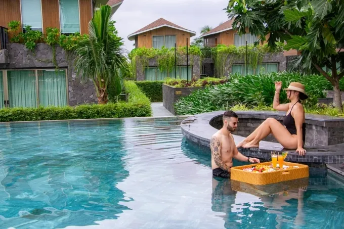 Du khách tại hồ bơi của một resort khu vực biển Cửa Đại. Ảnh: Bellerive Hoi An