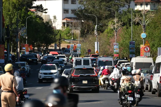 Du khách đổ về Đà Lạt sáng mùng 4 Tết. Ảnh: Nguyễn Nghĩa