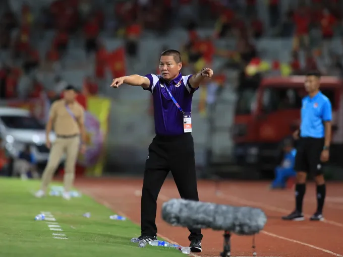 HLV Chu Đình Nghiêm của Hải Phòng chỉ đạo trong trận thắng PVF-CAND 3-1 ở vòng 2 V-League 2025-2026, trên sân Lạch Tray ở Hải Phòng ngày 23/8/2025. Ảnh: VPF
