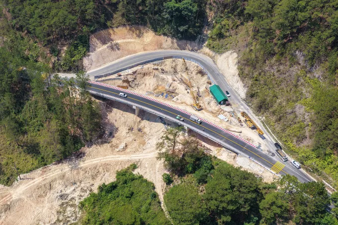 Cầu Xuân Hương bắc qua điểm sạt lở nhìn từ trên cao. Ảnh: Nguyễn Nghĩa