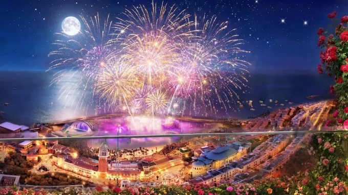 Ban công căn hộ The Sunset với tầm nhìn ra biển và pháo hoa. Ảnh: Sun Group