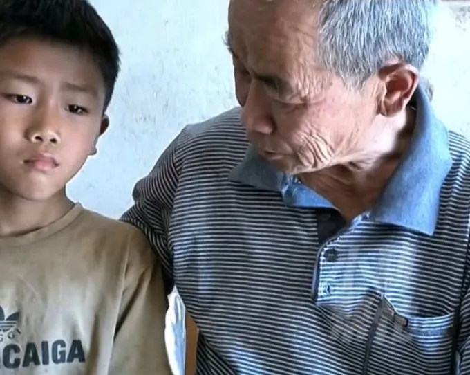 Zichen và ông nội. Ảnh: Weibo