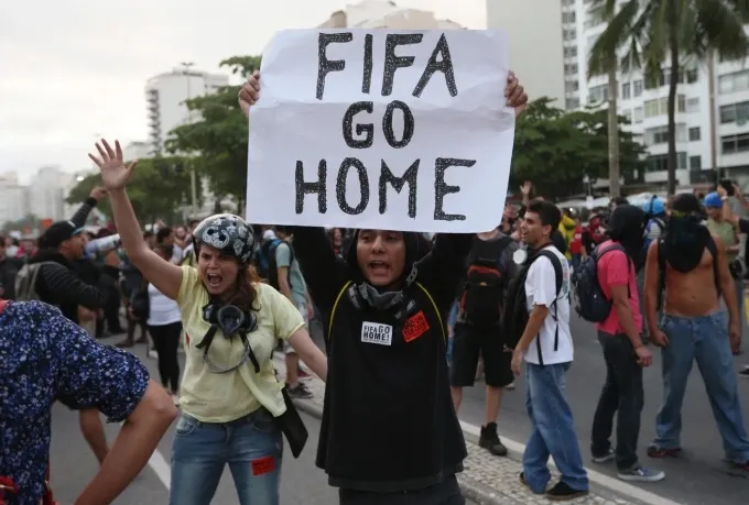 Một người biểu tình cầm biểu ngữ phản đối FIFA tại Rio de Janeiro, Brazil, dịp World Cup 2014. Ảnh: Joe Raedle