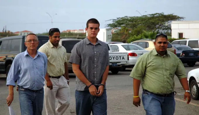 Joran van der Sloot bị còng tay đưa đi xét nghiệm ADN vào ngày 20/7/2005, ở Aruba. Ảnh: AP