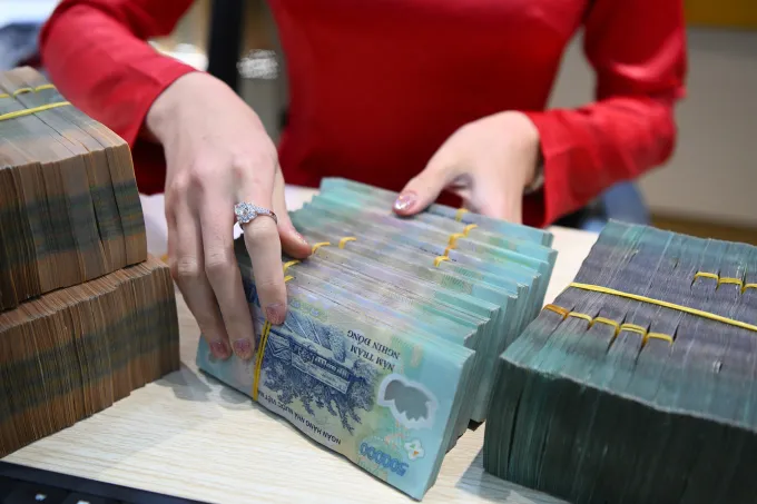 Giao dịch tiền mặt tại một ngân hàng. Ảnh: Giang Huy