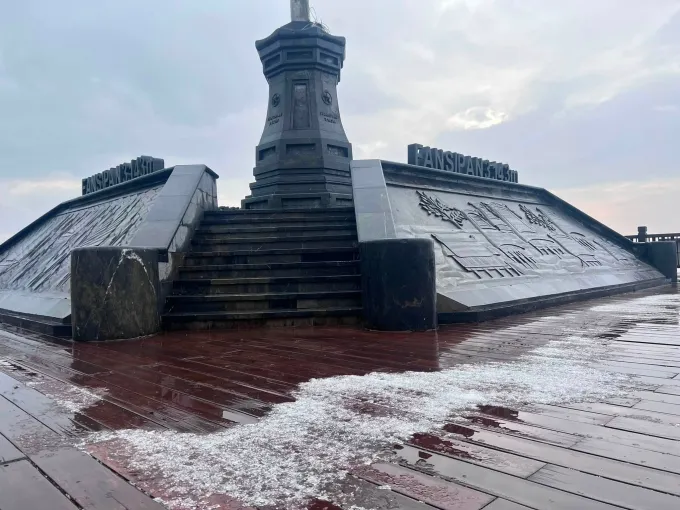 Mưa đá trên đỉnh Fansipan chiều tối 22/4. Ảnh: Phạm Hoàng Cương