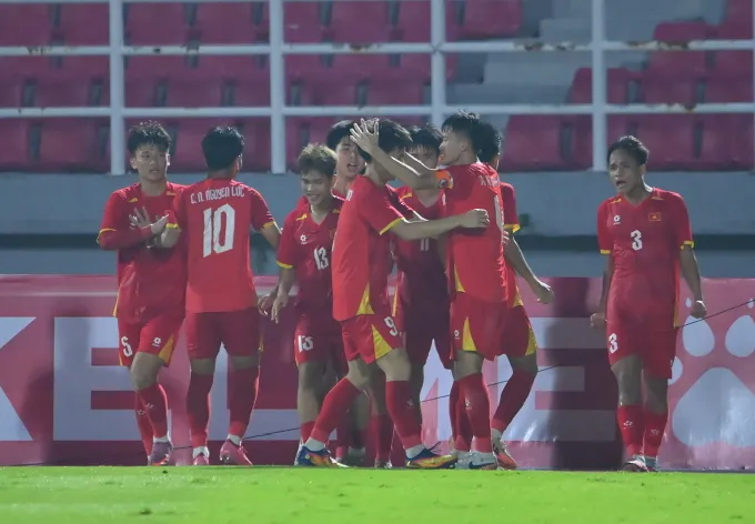 Việt Nam mừng bàn thắng của Nguyễn Mạnh Cường (số 3) ở phút bù thứ 4 hiệp một, trong trận thắng Australia 2-1 tại bán kết U17 Đông Nam Á 2026, trên sân Gelora Delta ở Indonesia ngày 22/4/2026. Ảnh: Đoàn Huynh