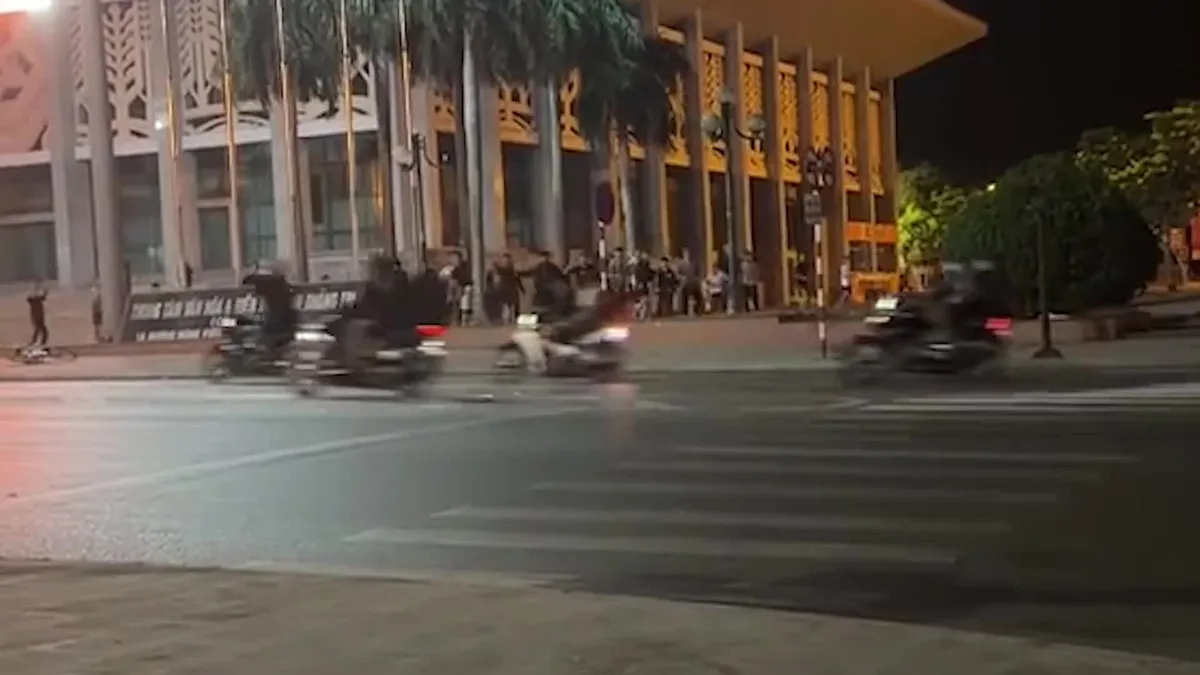 Nhóm thanh thiếu niên mang hung khí, lạng lách náo loạn đường phố