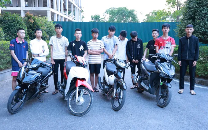 Nhóm thanh thiếu niên tại cơ quan công an. Ảnh: Khôi Trần