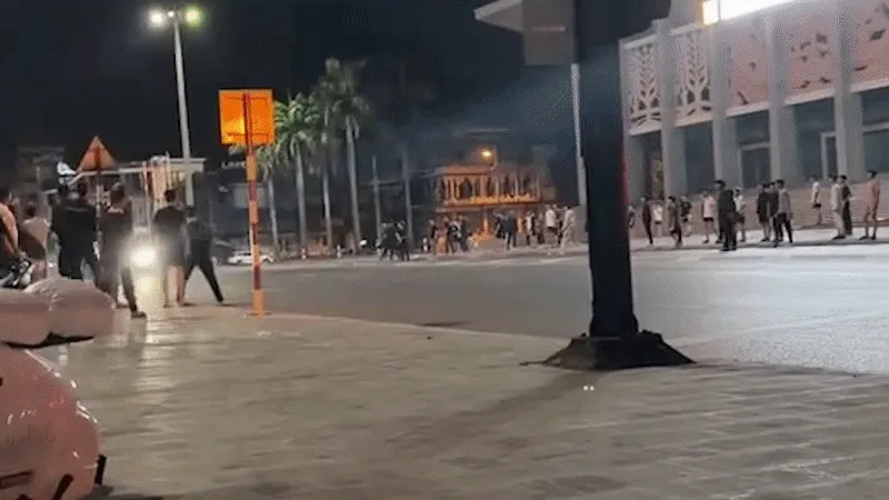 Hàng chục người hò hét, rượt đuổi náo loạn đường phố