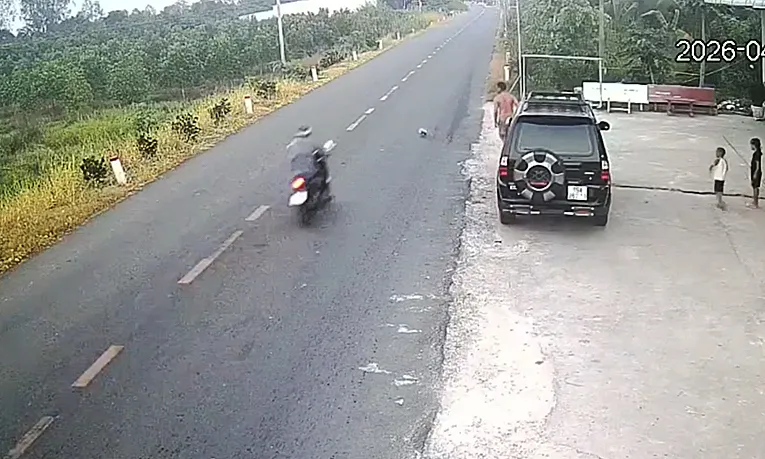 Ai chịu trách nhiệm trong vụ bé trai đá bóng khiến người đi xe máy tử vong?