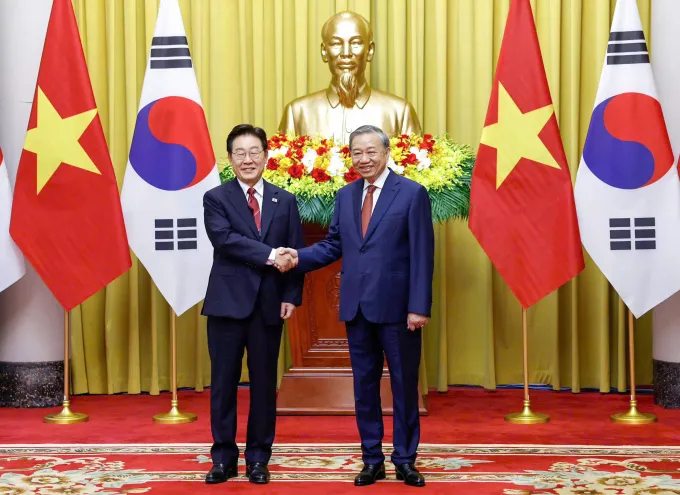 Tổng Bí thư, Chủ tịch nước Tô Lâm bắt tay Tổng thống Hàn Quốc Lee Jae Myung trước khi hội đàm ngày 22/4/2026. Ảnh: Giang Huy