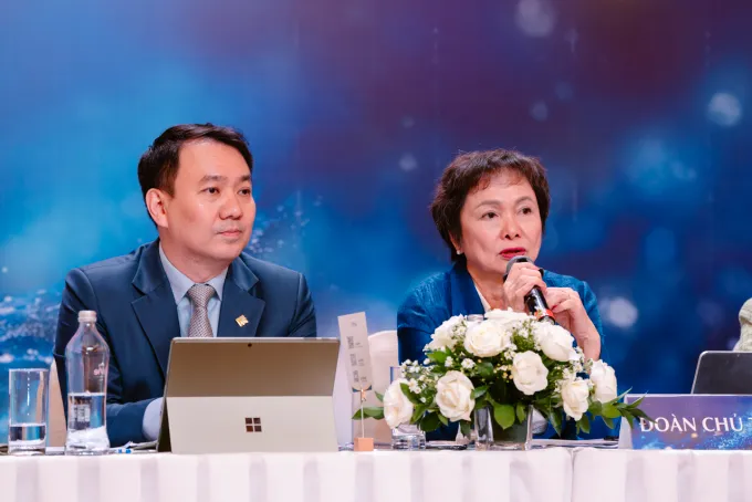 Bà Cao Thị Ngọc Dung và ông Lê Trí Thông trả lời câu hỏi của cổ đông trong phiên họp thường niên chiều 22/4. Ảnh: PNJ