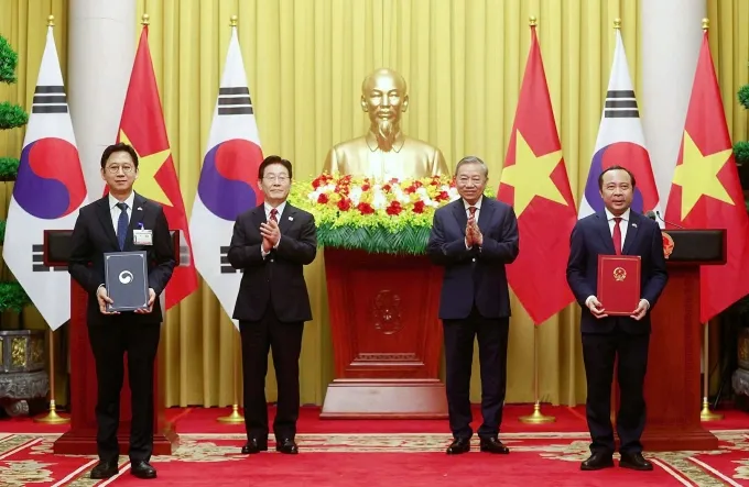 Bộ trưởng Khoa học và Công nghệ Việt Nam và Bộ trưởng Sở hữu trí tuệ Hàn Quốc trao Bản ghi nhớ về tăng cường hợp tác trong lĩnh vực sở hữu trí tuệ, trước chứng kiến của Tổng Bí thư, Chủ tịch nước Tô Lâm và Tổng thống Hàn Quốc Lee Jae Myung. Ảnh: Giang Huy