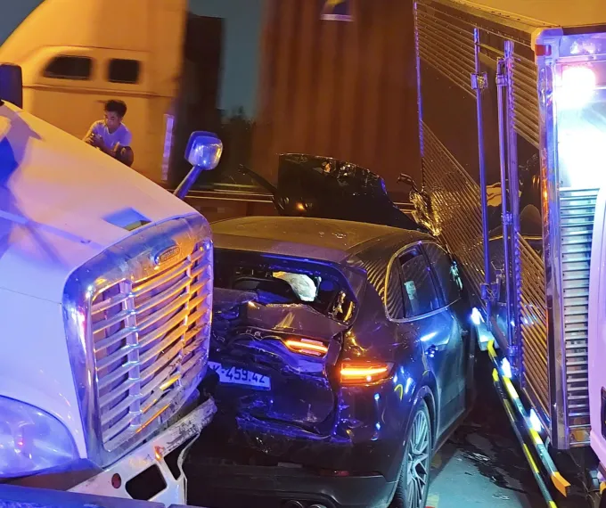 Hiện trường tai nạn liên hoàn trên cầu Phú Mỹ. Ảnh: Đình Văn