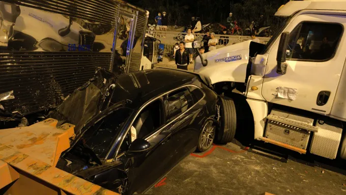 Hiện trường tai nạn liên hoàn trên cầu Phú Mỹ. Ảnh: Đình Văn