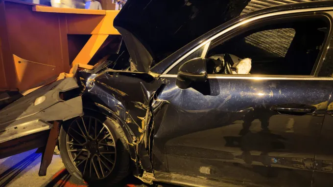 Ôtô 7 chỗ bị hư hỏng nặng sau tai nạn. Ảnh: Đình Văn