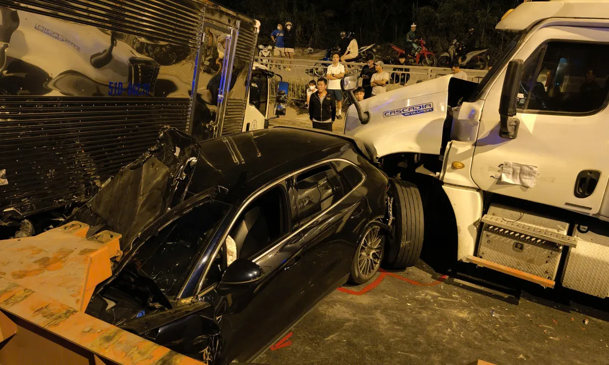 6 ôtô tông liên hoàn trên cầu Phú Mỹ, ùn tắc kéo dài