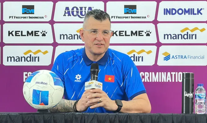 HLV Cristiano Roland của Việt Nam tham dự họp báo sau trận Việt Nam thắng Australia 2-1 ở bán kết U17 Đông Nam Á 2026, trên sân Gelora Delta ở Indonesia ngày 22/4/2026. Ảnh: Đoàn Huynh