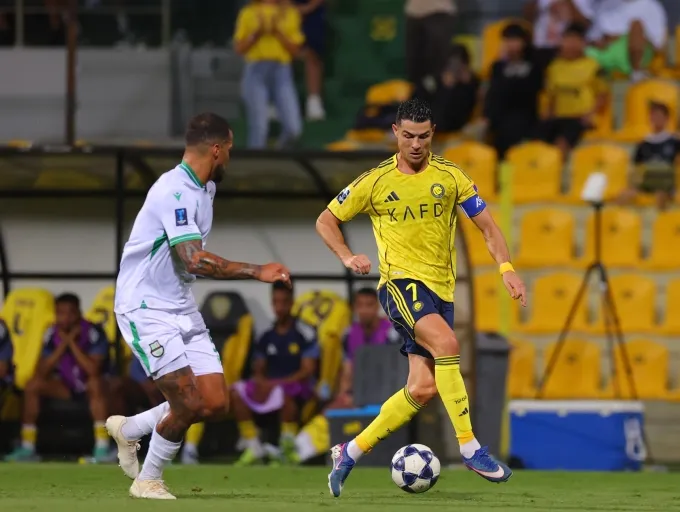 Ronaldo đi bóng trong trận Al Nassr gặp Al Ahli Qatar trên sân Zabeel, thành phố Dubai, UAE, bán kết AFC Champions League 2 tối 22/4/2026. Ảnh: Al Nassr