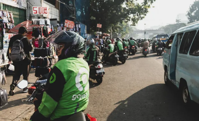 Xe ôm công nghệ gojek có mặt trên các nẻo đường ở Jakarta. Ảnh: Guardian