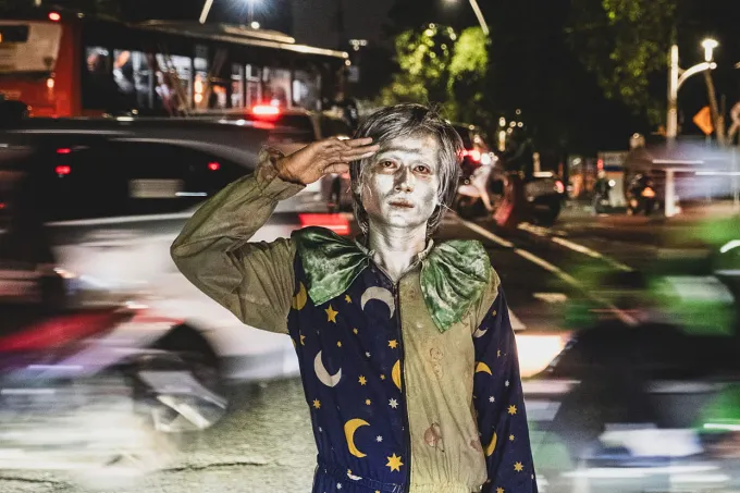 Ibnu sơn bạc khắp người để đi làm kiếm tiền. Ảnh: Guardian