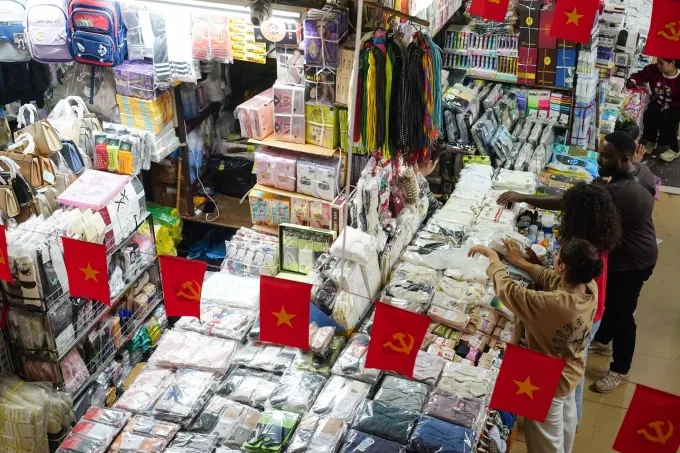 Hộ kinh doanh buôn bán tại chợ Đồng Xuân, năm 2025. Ảnh: Hoàng Giang