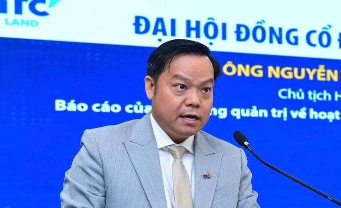 Ông Nguyễn Thành Chương trả lời cổ đông tại phiên họp thường niên sáng 23/4. Ảnh: TTC Land