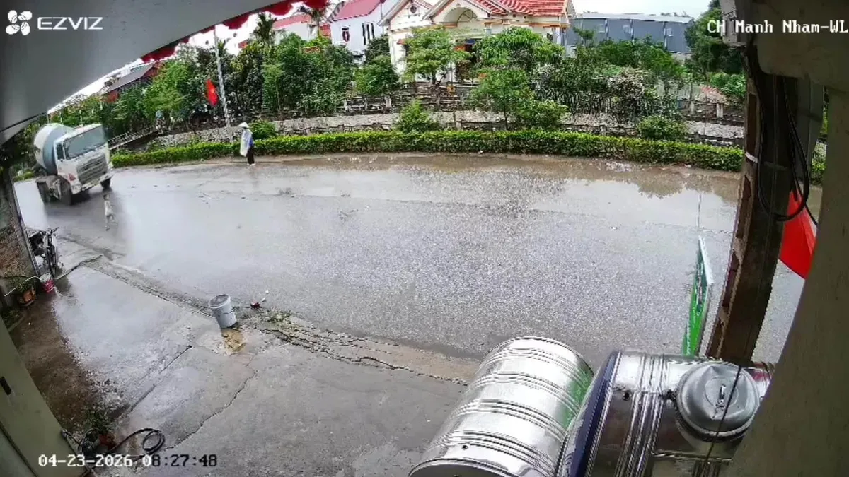 Trẻ nhỏ bất ngờ lao ra ra đường và va chạm xe bồn