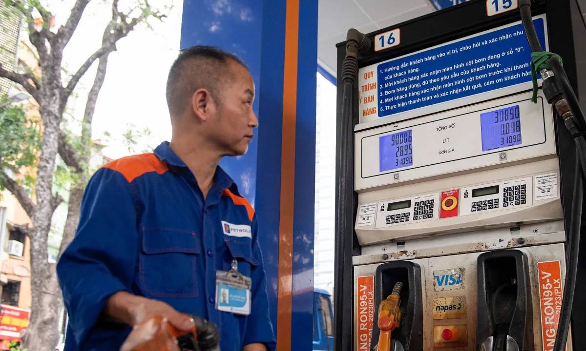 Giá xăng giảm về dưới 23.000 đồng một lít