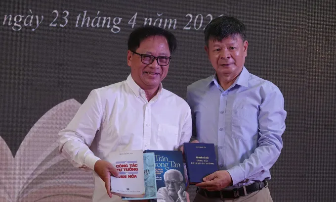 Ông Trần Trọng Ninh (phải) - con trai ông Trần Trọng Tân, cựu tù chính trị Côn Đảo - trao tặng sách lịch sử cho đại diện ban tổ chức chương trình - ông Lê Hoàng, Giám đốc Đường sách TP HCM. Ảnh: Ban tổ chức cung cấp