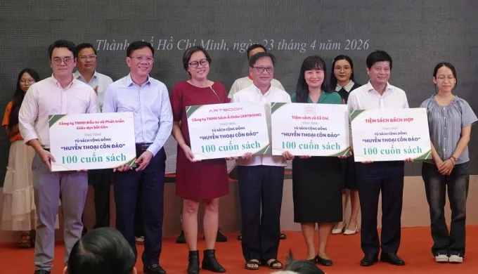 Ông Nguyễn Ngọc Hồi, Phó giám đốc Sở Văn hóa và Thể thao TP HCM (thứ hai từ trái sang, hàng đầu) cùng đại diện ban tổ chức nhận bảng trao tặng sách của các đơn vị xuất bản và phát hành tại sự kiện. Ảnh: Ban tổ chức cung cấp