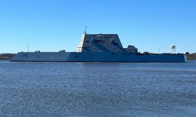 Khu trục hạm USS Zumwalt rời xưởng đóng tàu ở Pascagoula, Mississippi ngày 15/1. Ảnh: Warshipcam